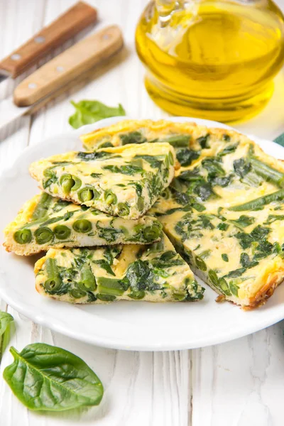Omelett med spenat och gröna bönor, hälsosam mat. Ägg och mjölk — Stockfoto