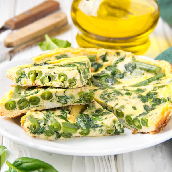 Tortilla con espinacas y judías verdes, comida saludable. Huevo y leche — Foto de Stock