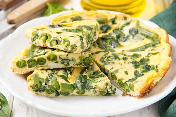 Tortilla con espinacas y judías verdes, comida saludable. Huevo y leche —  Fotos de Stock