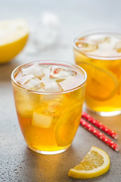 新鮮な甘い f の滴とグラスに氷とレモンの冷たいお茶 — ストック写真
