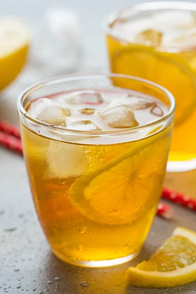 Té frío con limón y hielo en un vaso con gotas, dulce fresco f —  Fotos de Stock
