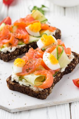 Krem peynir, salatalık ve yumurta ile Somon ekmeği. Lezzetli lunc