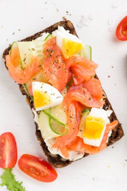 Krem peynir, salatalık ve yumurta ile Somon ekmeği. Lezzetli lunc