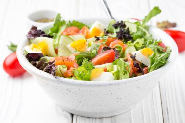 Somon balığı, yumurta ve sebze (domates, salatalık salatası