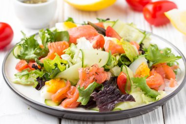 Somon balığı, yumurta ve sebze (domates, salatalık salatası