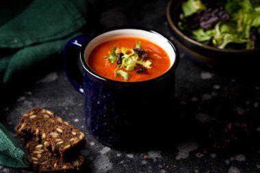 Turuncu sebze krem çorbası kupa (domates, havuç, mercimek, pompa