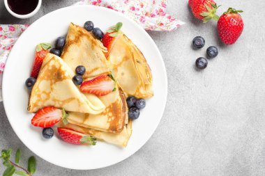 Çilek ve yaban mersini, reçel, konsantre ile ince krep 