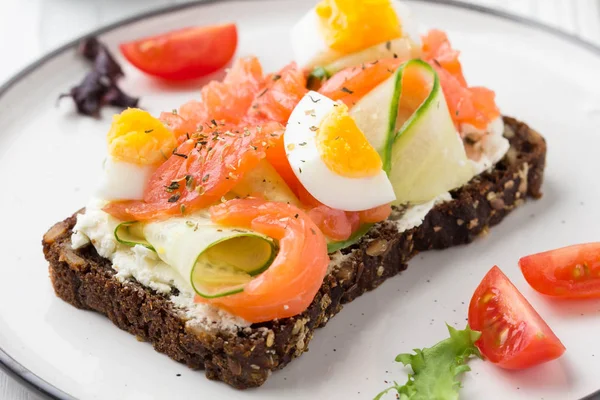 Lax toast med färskost, gurka och ägg. Läckra återkom — Stockfoto