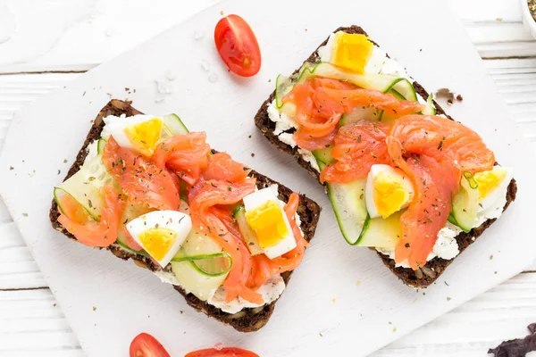 Lax toast med färskost, gurka och ägg. Läckra återkom — Stockfoto