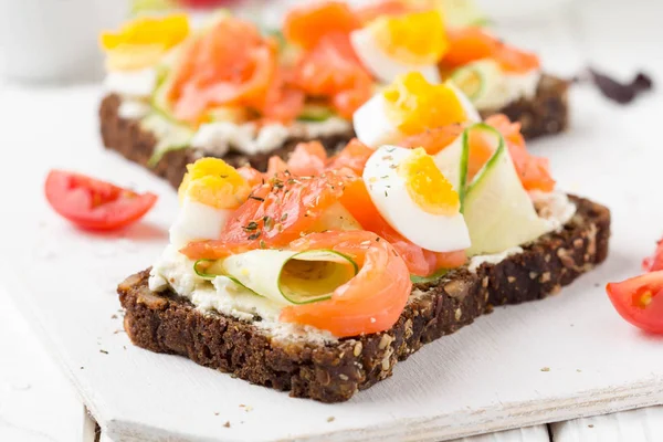 Lax toast med färskost, gurka och ägg. Läckra återkom — Stockfoto