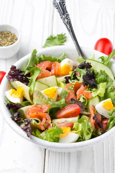 Sallad med lax, ägg och grönsaker (körsbärstomater, gurka — Stockfoto