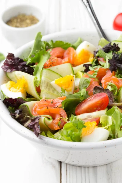 Salat mit Lachs, Ei und Gemüse (Kirschtomaten, Gurken) — Stockfoto