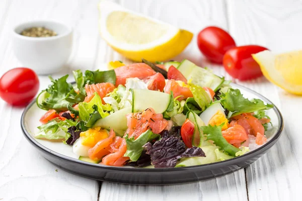 Salat mit Lachs, Ei und Gemüse (Kirschtomaten, Gurken) — Stockfoto