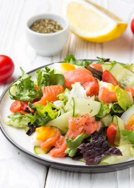 Sallad med lax, ägg och grönsaker (körsbärstomater, gurka — Stockfoto