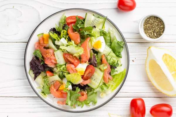 Ensalada con salmón, huevo y verduras (tomates cherry, pepino —  Fotos de Stock