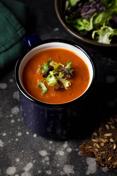 Суп из апельсиновых овощей в кружке (помидор, морковь, чечевица, насос — стоковое фото