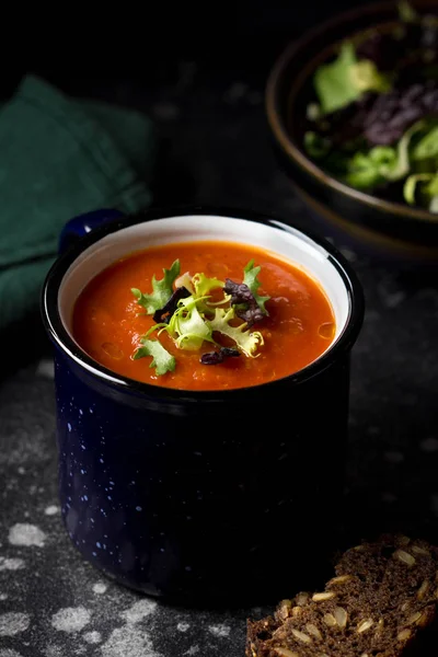 Orange vegetable cream soup in mug (tomato, carrot, lentil, pump — Stock Photo, Image