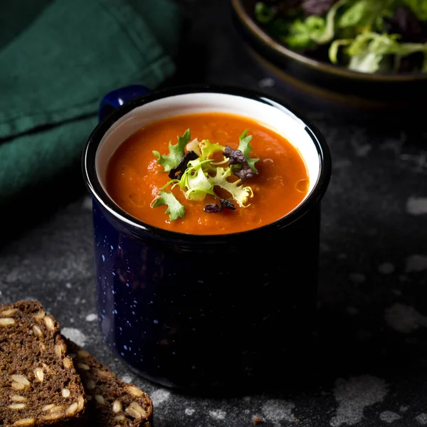 Orange Gemüsecremesuppe im Becher (Tomaten, Karotten, Linsen, Pumpe) — Stockfoto