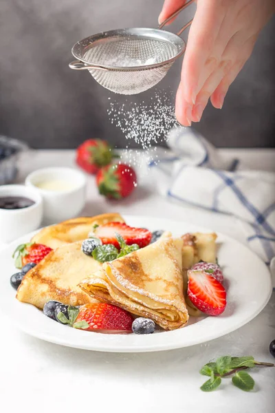 Panqueques finos con fresas y arándanos, mermelada, condensados — Foto de Stock