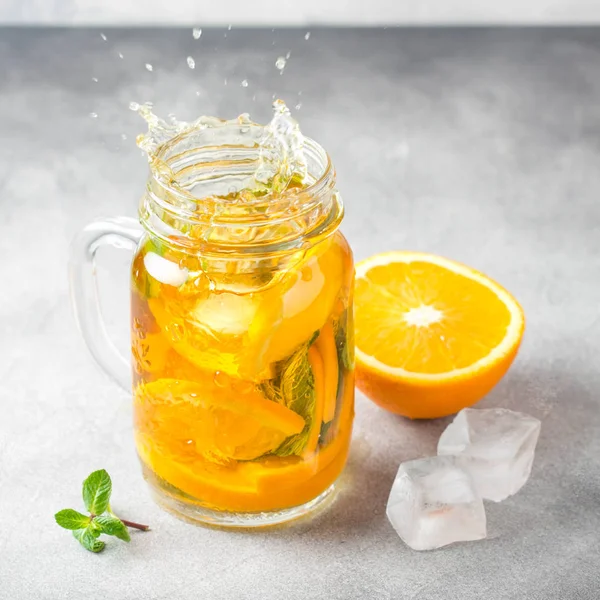 冷たいお茶とオレンジ、ミント、氷、甘い夏の飲み物 refreshi — ストック写真