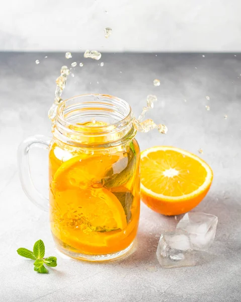 冷たいお茶とオレンジ、ミント、氷、甘い夏の飲み物 refreshi — ストック写真