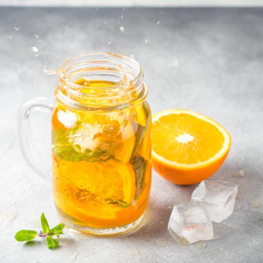 Portakal, nane ve buz, tatlı yaz içeceği, refreshi ile soğuk çay