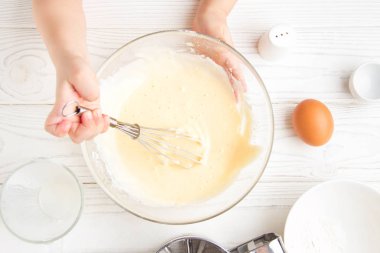 Çocuk küçük el hamur krep th içinde yemek için beat