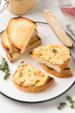 Tavuk pate ile havuç tost ekmeği, lezzetli üzerinde B için yaymak