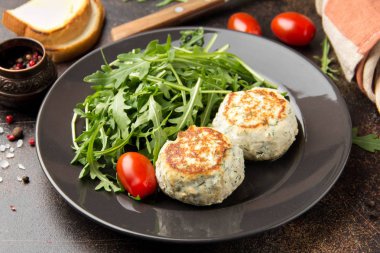 Kızarmış tavuk göğsü otlar, lezzetli sağlıklı yemek, childr ile