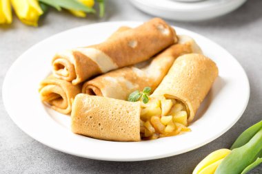 İnce krep (krep) doldurulmuş elma dolgulu alır, Rusya Federasyonu