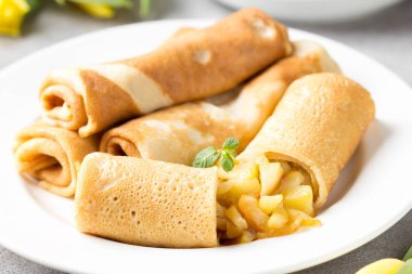 İnce krep (krep) doldurulmuş elma dolgulu alır, Rusya Federasyonu