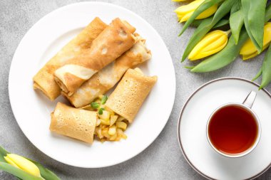 İnce krep (krep) doldurulmuş elma dolgulu alır, Rusya Federasyonu