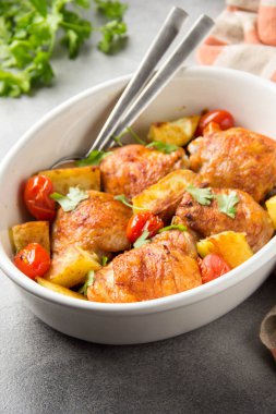 Gevrek kabuk, patates ve cher ile pişmiş tavuk uyluk (bacaklar)