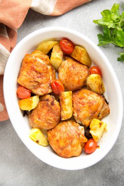 Gevrek kabuk, patates ve cher ile pişmiş tavuk uyluk (bacaklar)