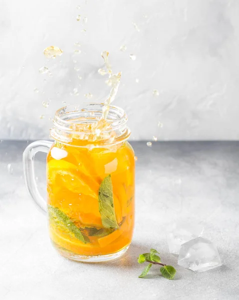 Zimna herbata z orange, mięty i lodu, słodkie lato napój, refreshi — Zdjęcie stockowe