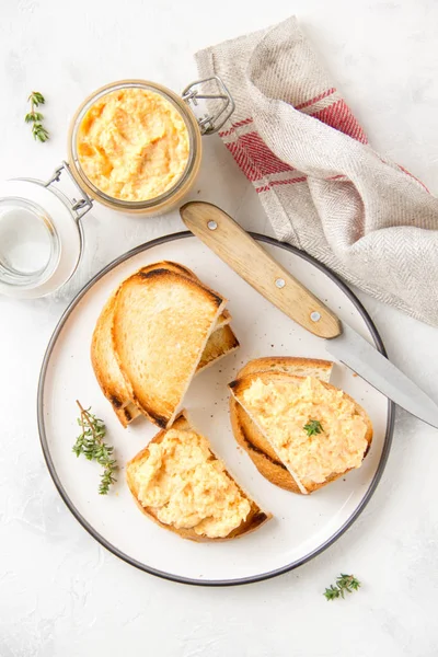 Kip pate met wortelen op toast brood, heerlijke verspreid voor B — Stockfoto