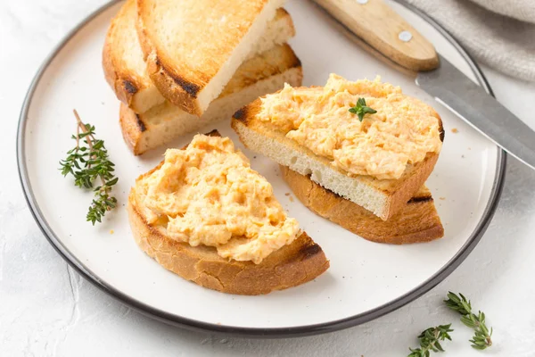 Tavuk pate ile havuç tost ekmeği, lezzetli üzerinde B için yaymak — Stok fotoğraf