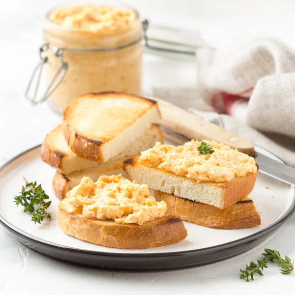 Kyckling leverpastej med morötter på toast bröd, läckra sprids för B — Stockfoto
