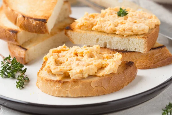 Kyckling leverpastej med morötter på toast bröd, läckra sprids för B — Stockfoto