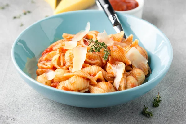 Pasta conchiglioni (conchiglie, shells) with tomato sauce, Parme — Stock Photo, Image