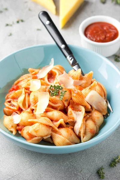 Nudeln conchiglioni (conchiglie, Schalen) mit Tomatensauce, Parmesan — Stockfoto