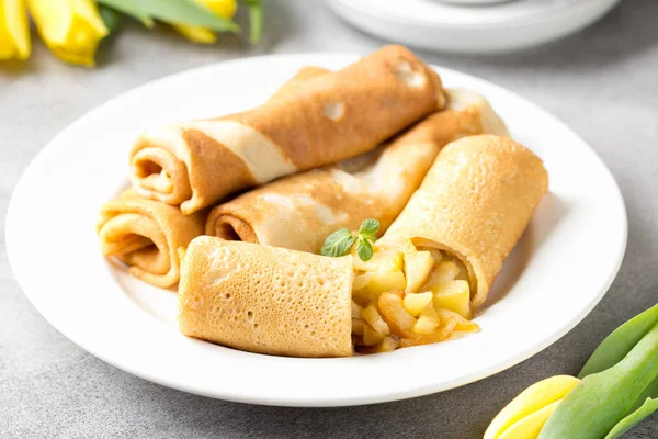 Thin pancakes (crepes) with apple filling, stuffed rolls, Russia — Stock Photo, Image