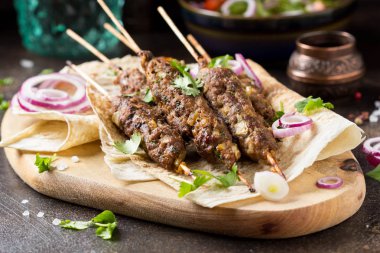 Lula kebap pide (la üzerinde kıyılmış et (biftek, kuzu, Dana) üzerinden