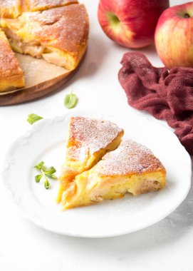 Toz şeker, klasik Charlotte, bisküvi hamuru ile elma pastası.