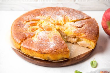 Toz şeker, klasik Charlotte, bisküvi hamuru ile elma pastası.