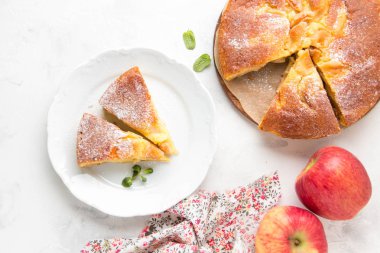 Toz şeker, klasik Charlotte, bisküvi hamuru ile elma pastası.