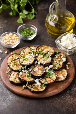 Kızarmış patlıcan ile beyaz, çam fıstığı, taze otlar (kişniş, pars