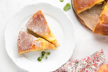 Toz şeker, klasik Charlotte, bisküvi hamuru ile elma pastası.