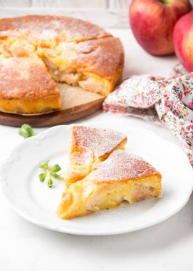 Toz şeker, klasik Charlotte, bisküvi hamuru ile elma pastası.