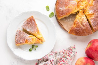 Toz şeker, klasik Charlotte, bisküvi hamuru ile elma pastası.